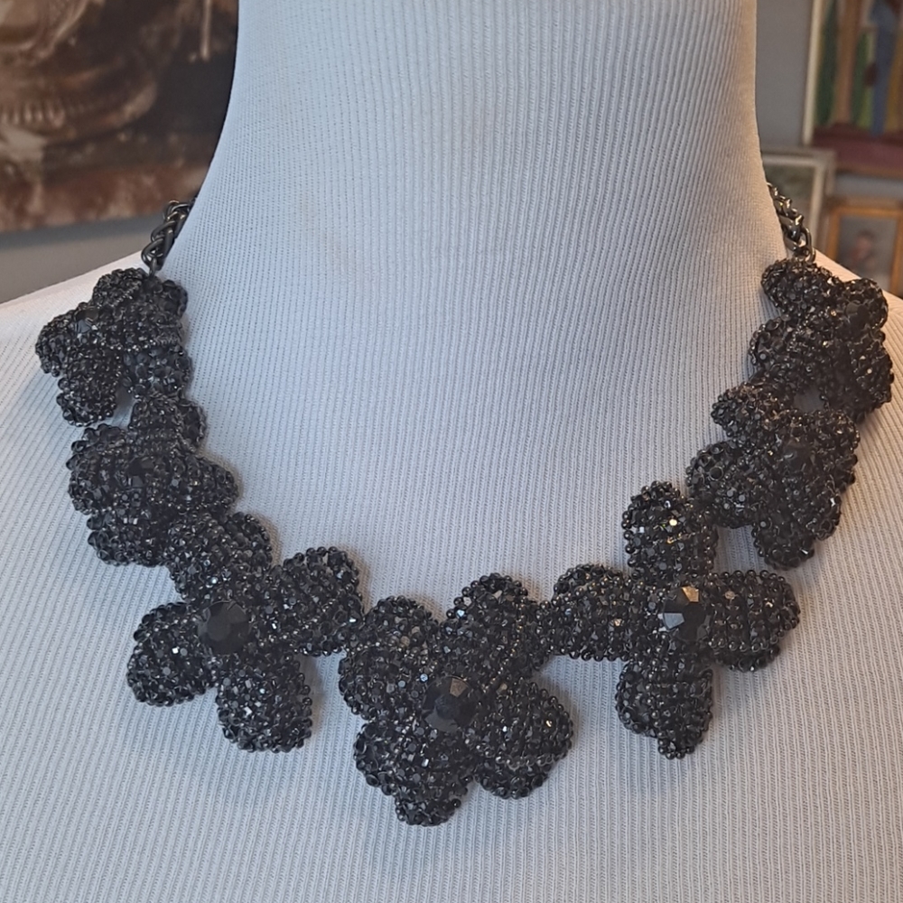 Bcbg statement necklace black